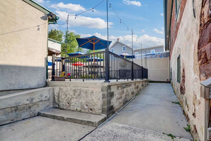 More Photos Of 36 Railroad St, Linfield Restaurant For Sale