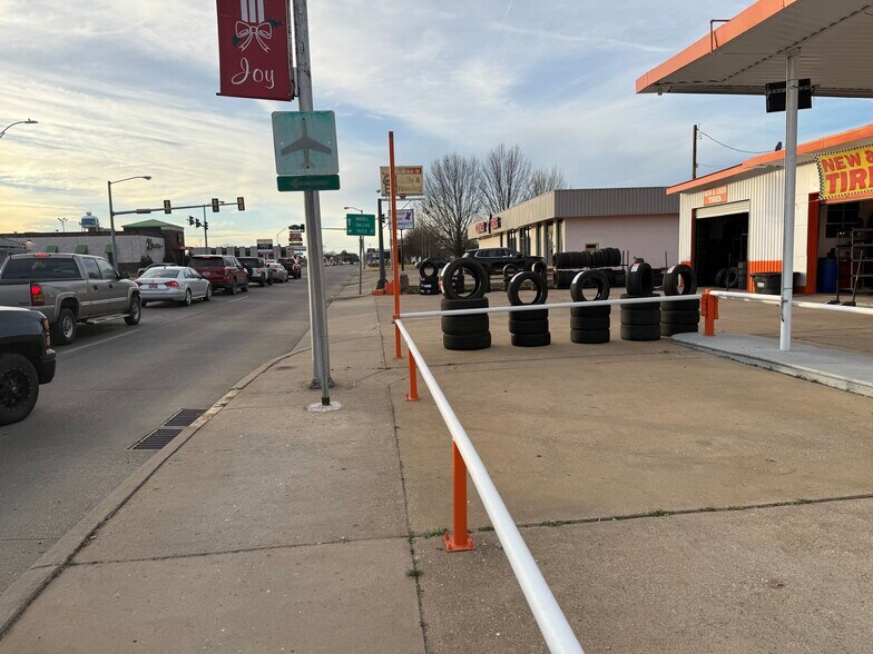 More Photos Of 810 W Main St, Durant Auto Repair For Lease