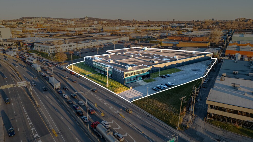 More Photos Of 5950 Ch De La Côte-De-Liesse, Mont-Royal Distribution For Sale