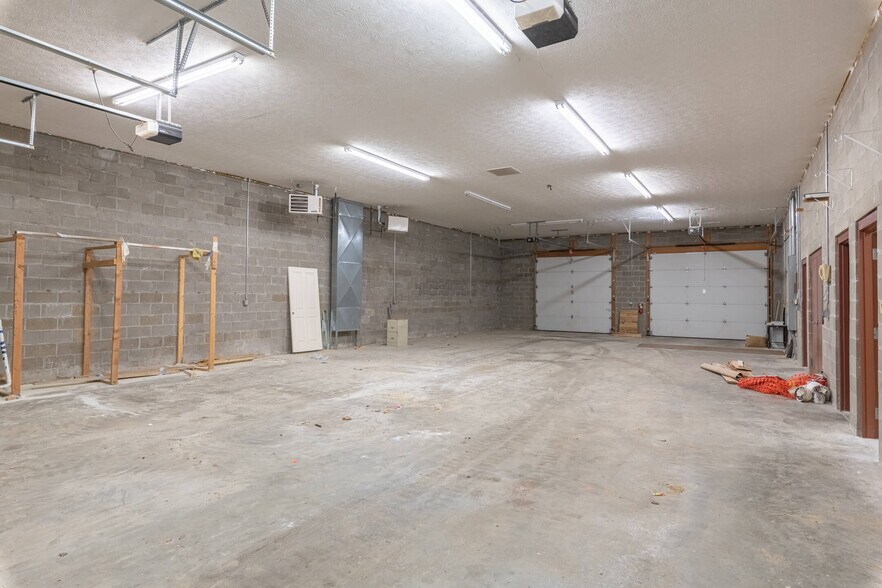 More Photos Of 869 W 2nd St, Xenia Showroom For Lease