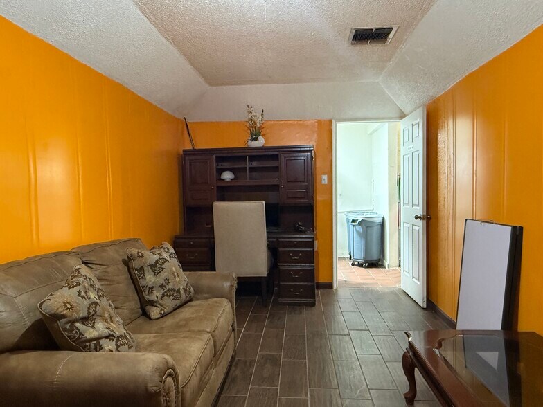 More Photos Of 5402 S Zarzamora St, San Antonio Restaurant For Sale