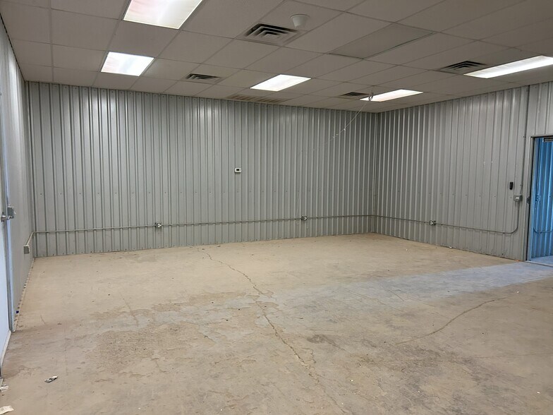 More Photos Of 2086 Oil Mill Rd, Pecos Warehouse For Lease