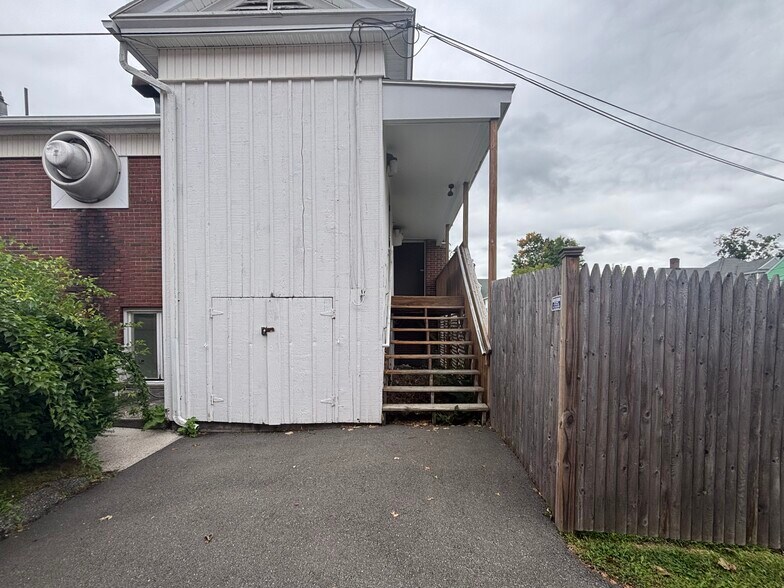 More Photos Of 41 Wendell Ave, Pittsfield Specialty For Sale