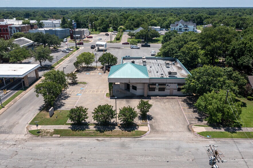 More Photos Of 201 W 5th St, Bonham Medical For Lease
