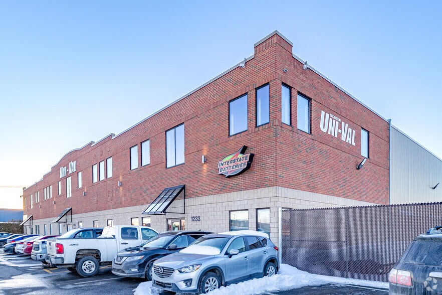 More Photos Of 1233-1241 Dagenais O O, Laval Manufacturing For Lease