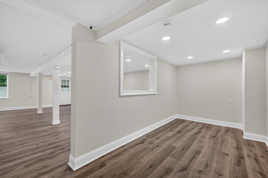 More Photos Of 25 Chesterfield Rd, East Lyme Office For Sale