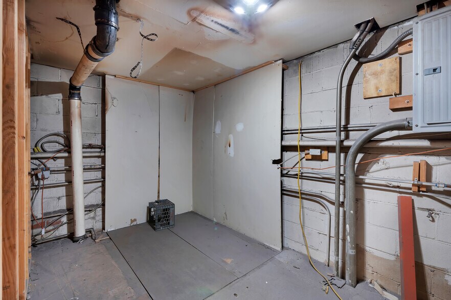More Photos Of 148 Lynhurst Ave, Staten Island General Retail For Sale