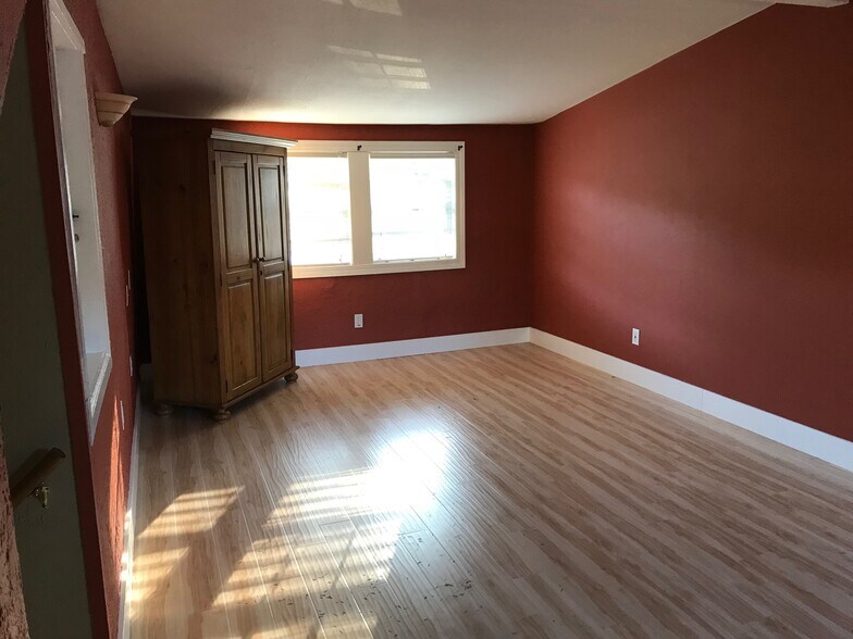 More Photos Of 119 Wesley (605 Miller) St, Silverton Apartments For Sale