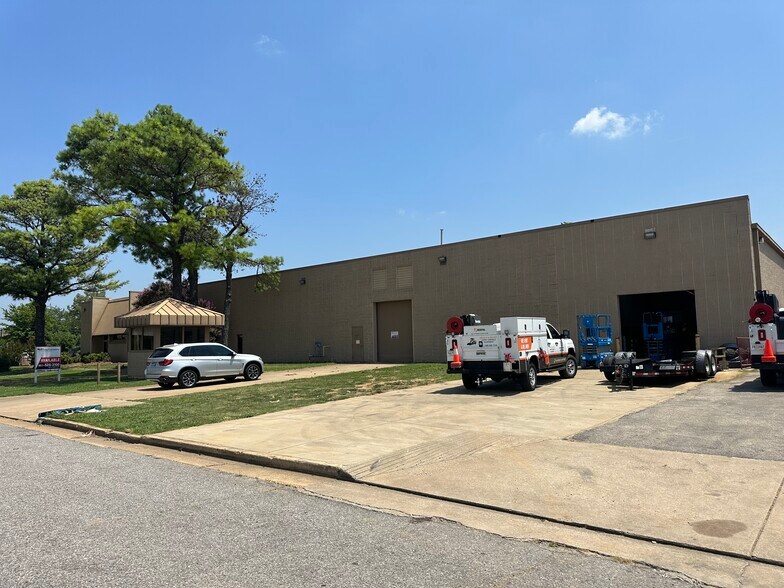 More Photos Of 8706 Deerfield Dr, Olive Branch Warehouse For Lease