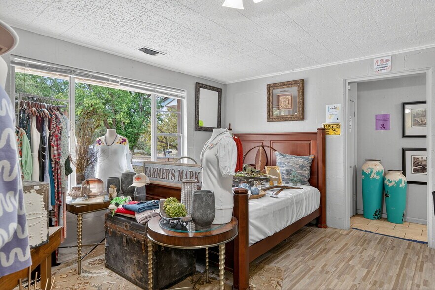 More Photos Of 930 N School St, Boerne Office For Sale