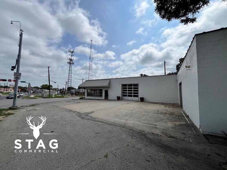 More Photos Of 201 Eagle Dr, Denton Storefront Retail Office For Lease