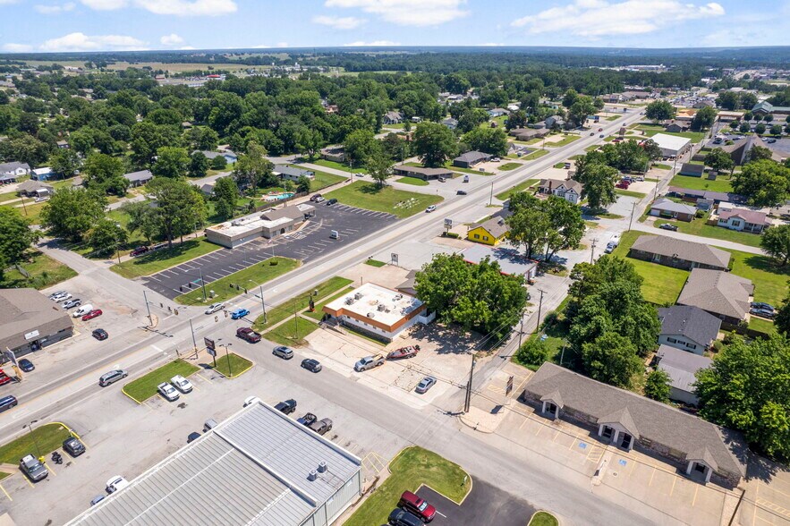 More Photos Of 700 S Main St, Grove Medical For Sale