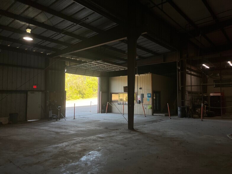 More Photos Of 5526 Crystal Lake Blvd, Dallas Warehouse For Lease