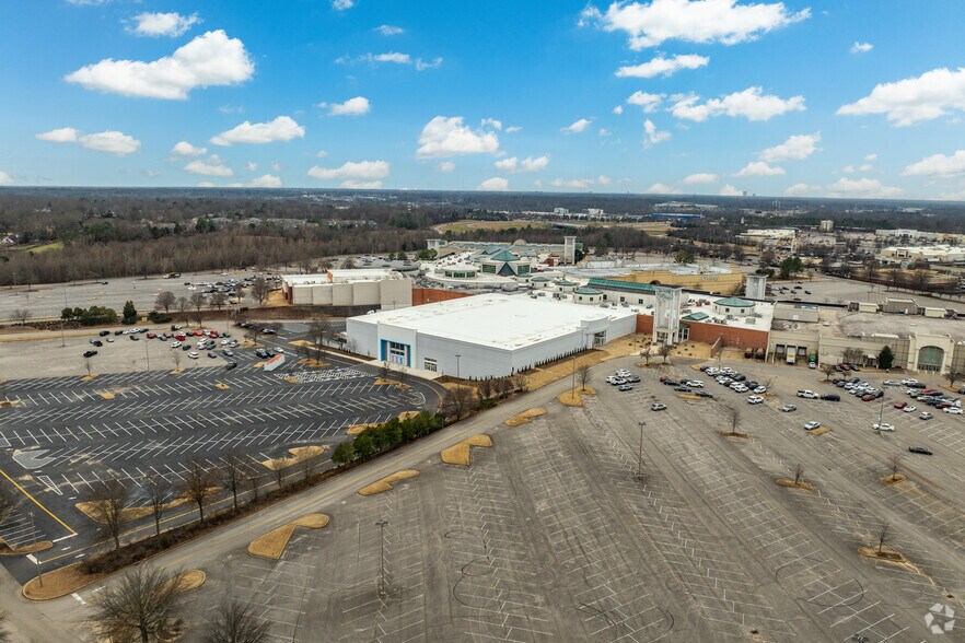 More Photos Of 2800 N Germantown Pky, Memphis Department Store For Lease