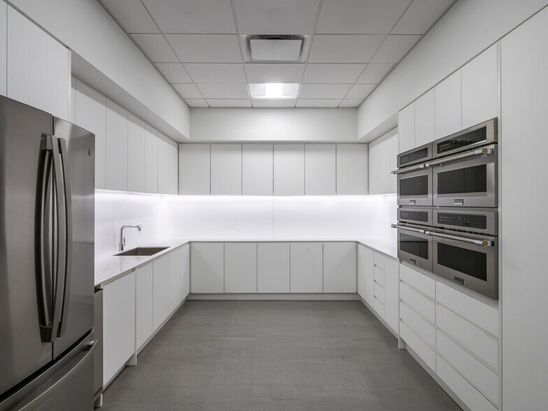 More Photos Of 2 S Biscayne Blvd, Miami Office Residential For Lease