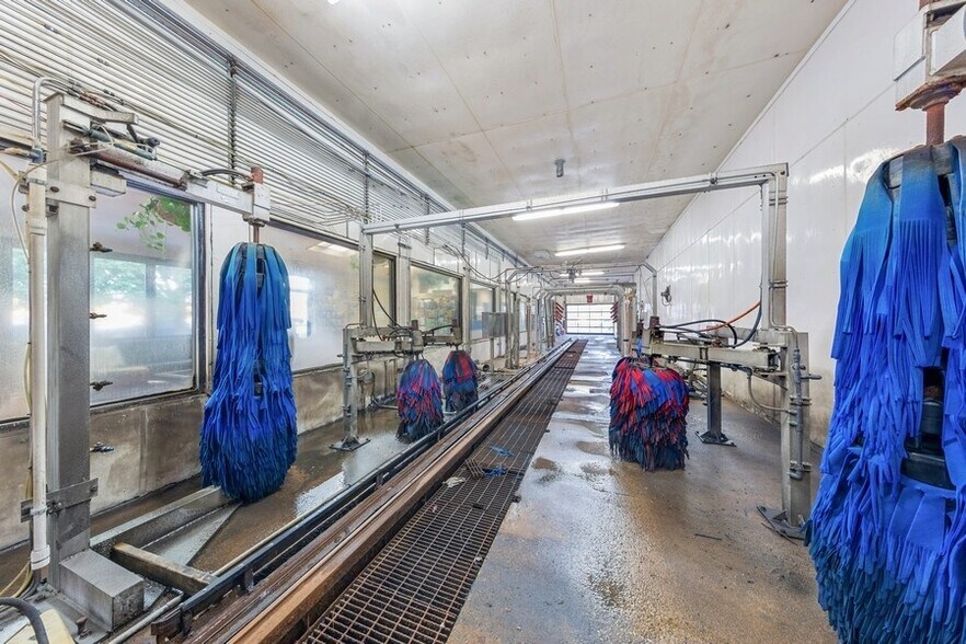 More Photos Of 18 W Merchants Dr, Montgomery Auto Repair For Sale