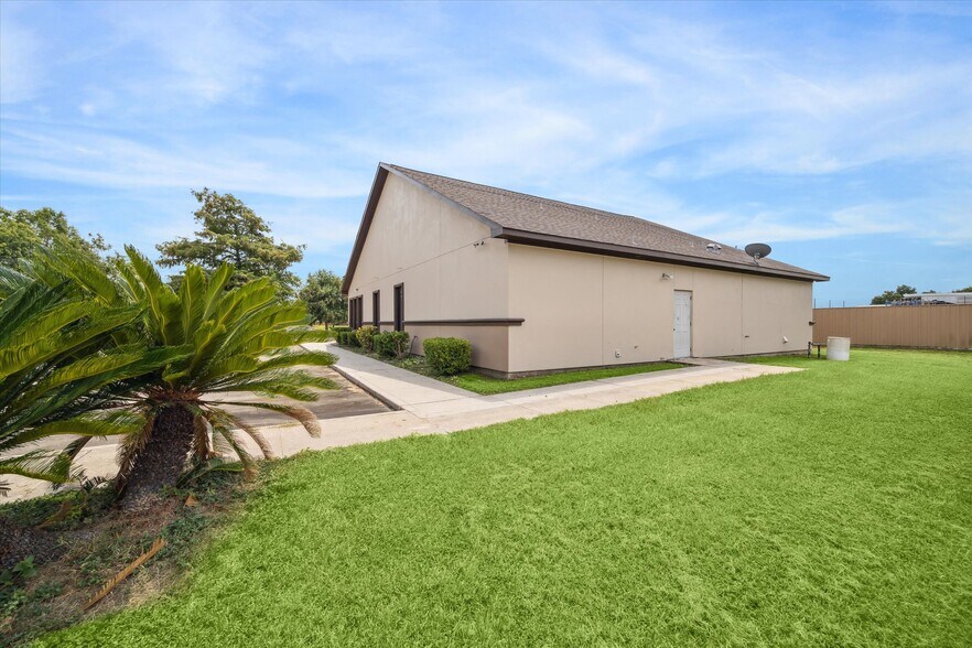 More Photos Of 3260 Strawberry Rd, Pasadena General Retail For Sale