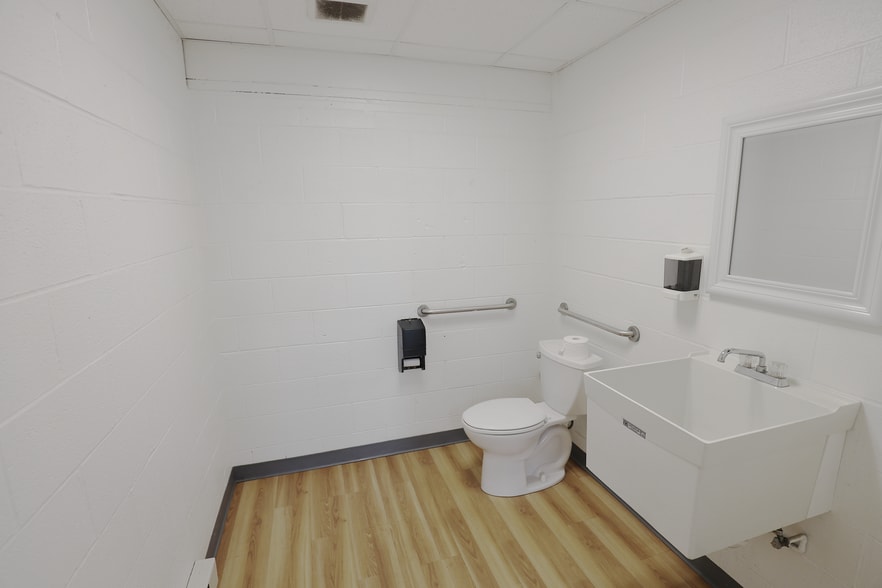 More Photos Of 921 Broad St, Wadsworth Auto Repair For Sale