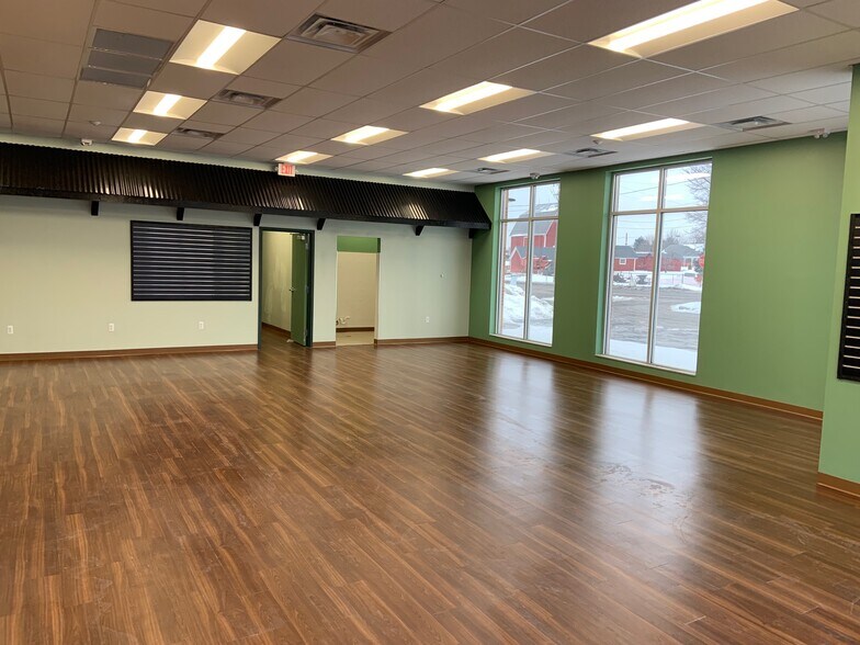 More Photos Of 9228 Highland Rd, White Lake Restaurant For Lease