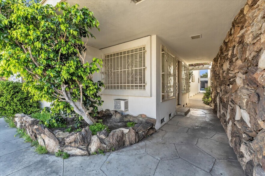 More Photos Of 18032 Ventura Blvd, Encino Medical For Lease