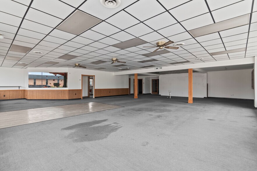 More Photos Of 222 W Main Cross St, Taylorville Showroom For Sale