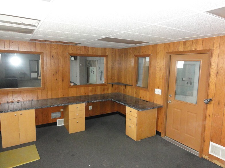 More Photos Of 19024 Florida St, Roseville Showroom For Sale