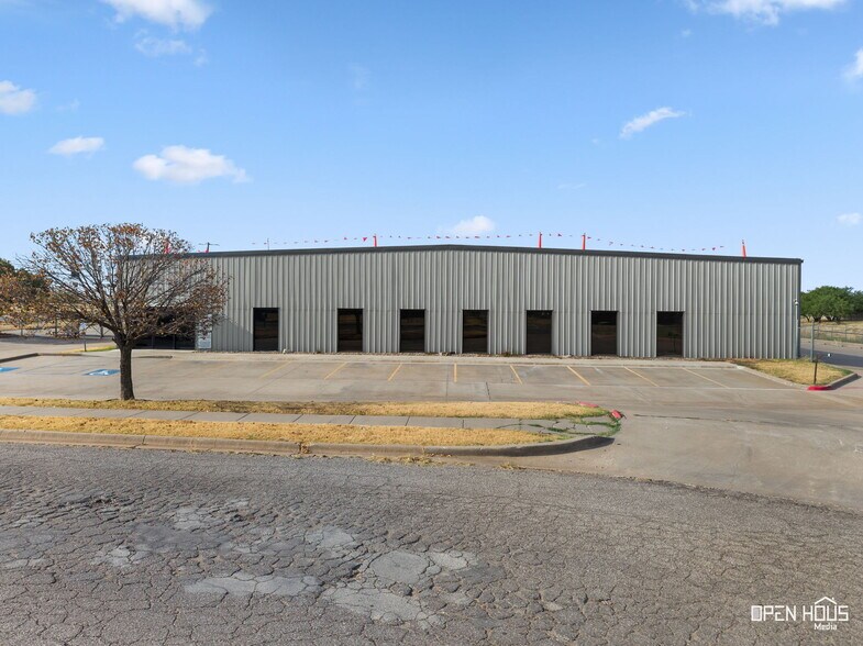 More Photos Of 2701 Southridge Dr, Wichita Falls Distribution For Lease