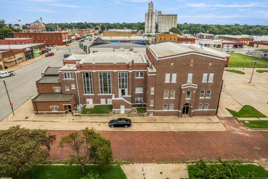 More Photos Of 115-117 W Grand Ave, Tonkawa Storefront Retail Office For Sale
