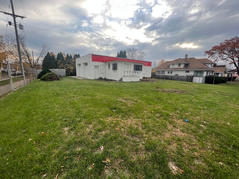 More Photos Of 556 Auburn Ave, Pontiac Light Manufacturing For Lease