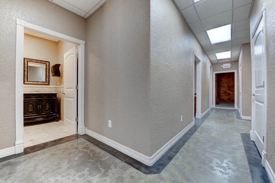 More Photos Of 11180 Cox Rd, Conroe Warehouse For Lease