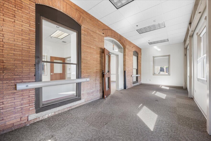 More Photos Of 10 Railroad Pl, Norwich Flex For Lease