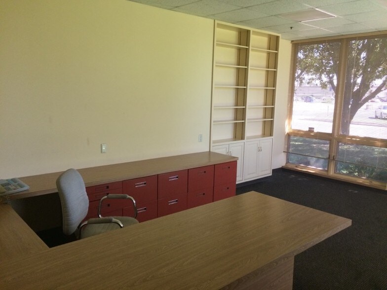 More Photos Of 2901 S Kansas St, Wichita Flex For Lease