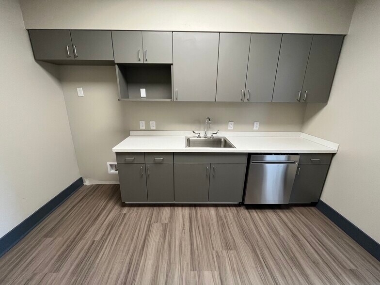 More Photos Of 307 Southgate Ct, Brentwood Medical For Lease