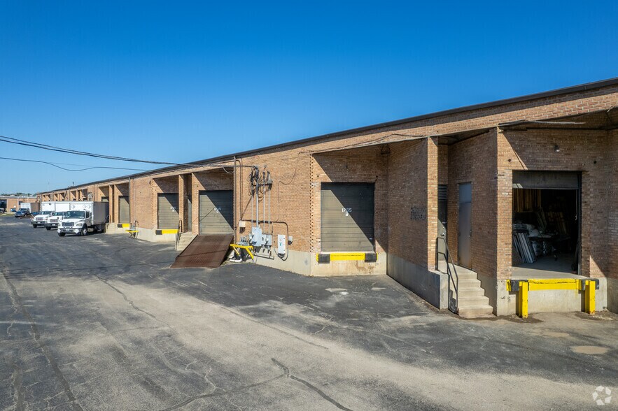 More Photos Of 1765-1795 Cortland Ct, Addison Flex For Lease