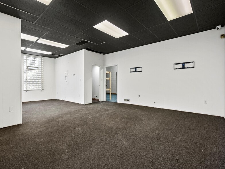 More Photos Of 23409 Dequindre Rd, Hazel Park Manufacturing For Lease