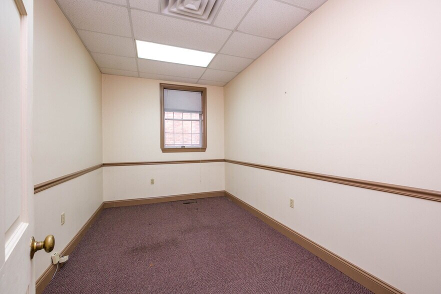 More Photos Of 120 S Main St, Edinburg General Retail For Sale