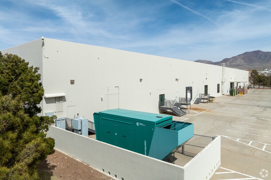 More Photos Of 7730 Market Center, El Paso Showroom For Lease