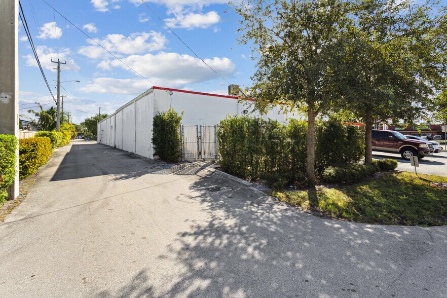 More Photos Of 1601 E Sample Rd, Pompano Beach Freestanding For Lease