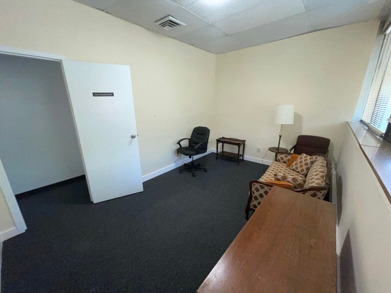 More Photos Of 20-24 Park Pl, Great Neck Office Residential For Lease