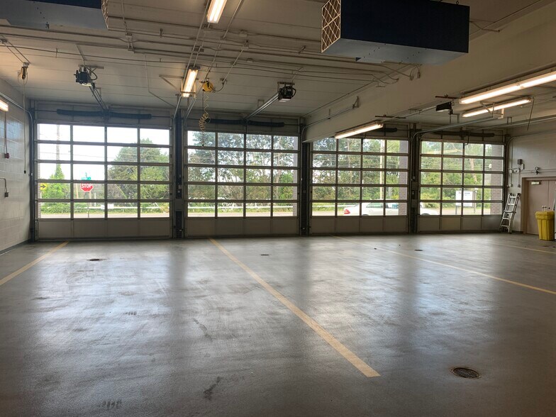 More Photos Of 70 Ridge Rd, Ontario Showroom For Lease