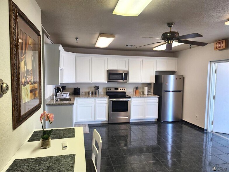 More Photos Of 877 W 8th St, Yuma Auto Dealership For Sale