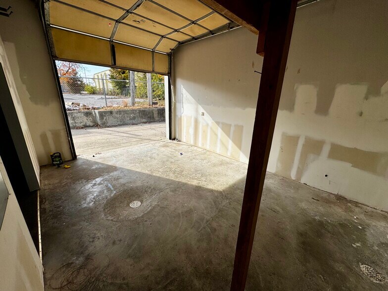 More Photos Of 12104 Blue Ridge Blvd, Grandview Freestanding For Lease