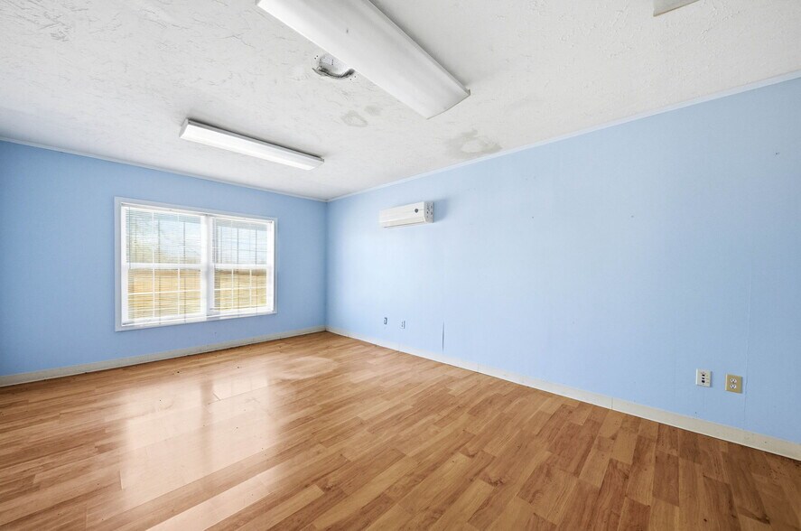 More Photos Of 803 E Broadway Blvd, Jefferson City Warehouse For Sale