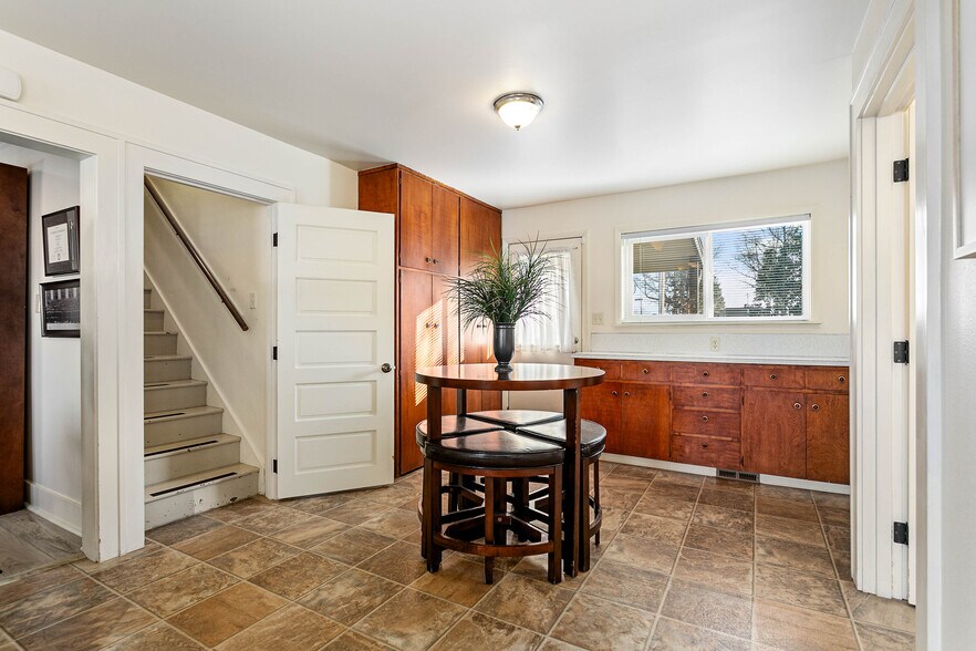 More Photos Of 709 Grover St, Lynden Office For Sale