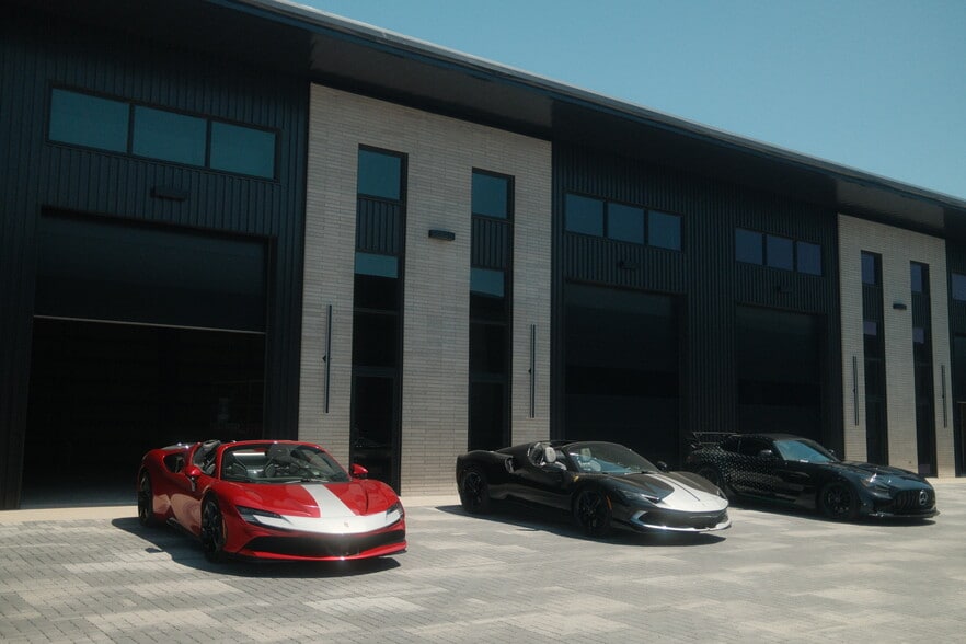 More Photos Of 2105 S 31st St, Rogers Showroom For Sale