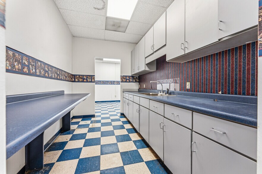 More Photos Of 501 Locust Ave, Fairmont Freestanding For Sale