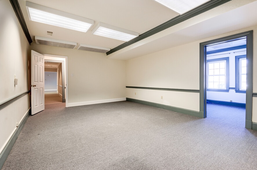 More Photos Of 13000 Harbor Dr, Woodbridge Office For Lease