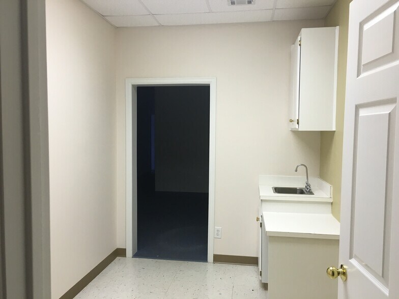 More Photos Of 4780-4782 Woodmere Blvd, Montgomery Medical For Lease