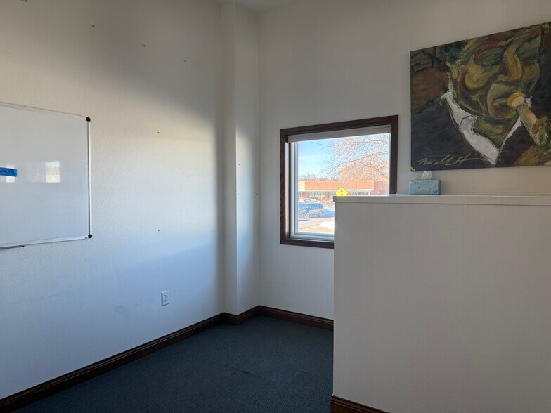 More Photos Of 517 Railroad Ave, West Des Moines Showroom For Lease