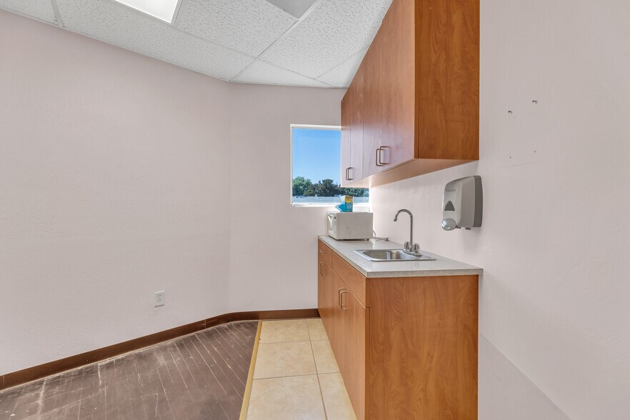 More Photos Of 515 Michigan Blvd, West Sacramento Medical For Sale